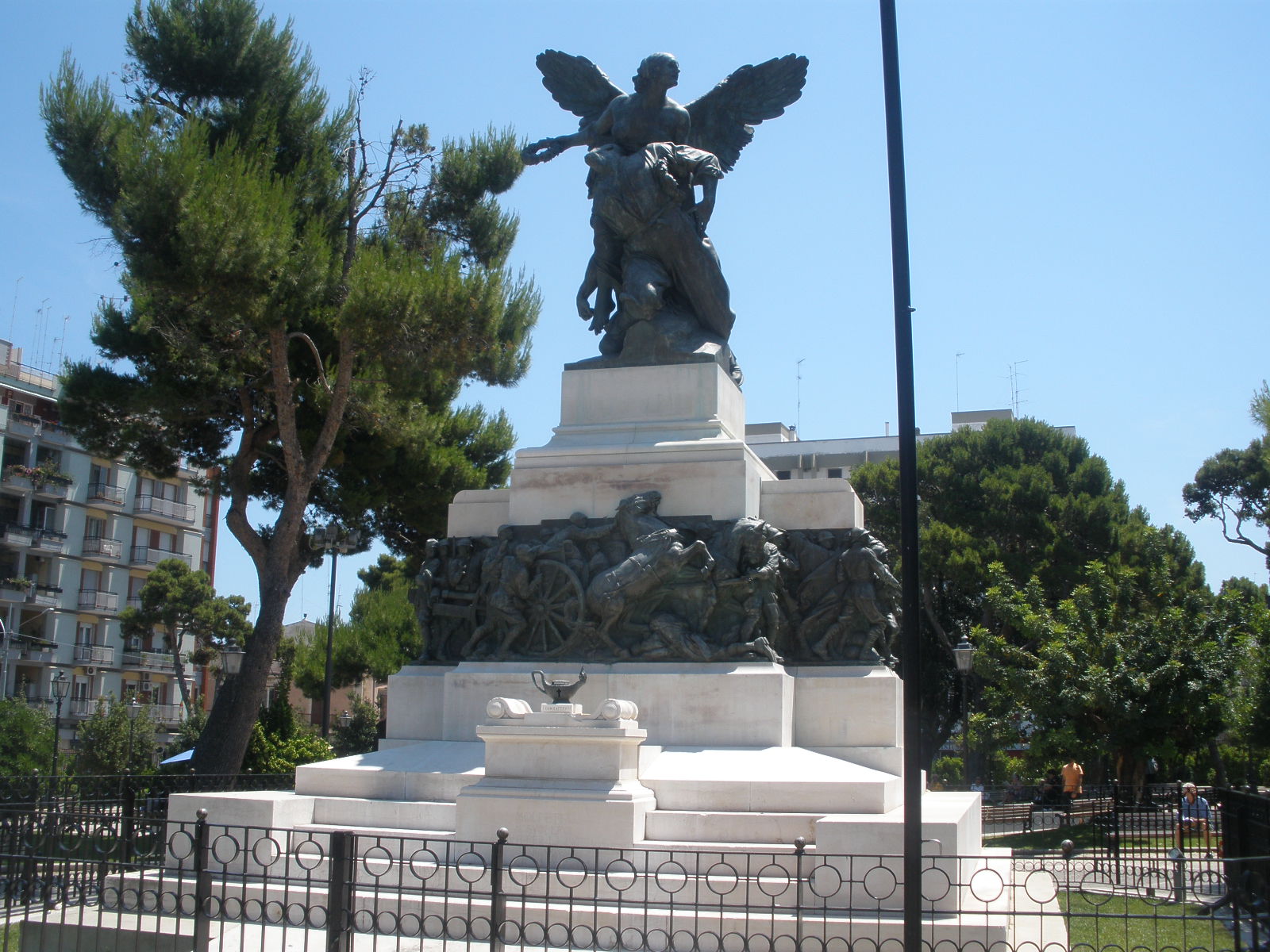 Il Monumento ai Caduti : arte a  Molfetta